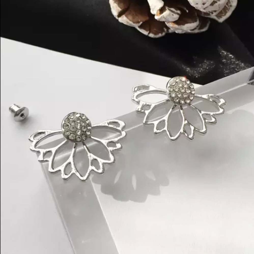 ⚜️𝟯𝟬%𝗢𝗙𝗙 𝗯𝘂𝗻𝗱𝗹𝗲𝘀 𝟯+⚜️ NEW Floral Rhinestone Jacket Earrings - Picture 3 of 12
